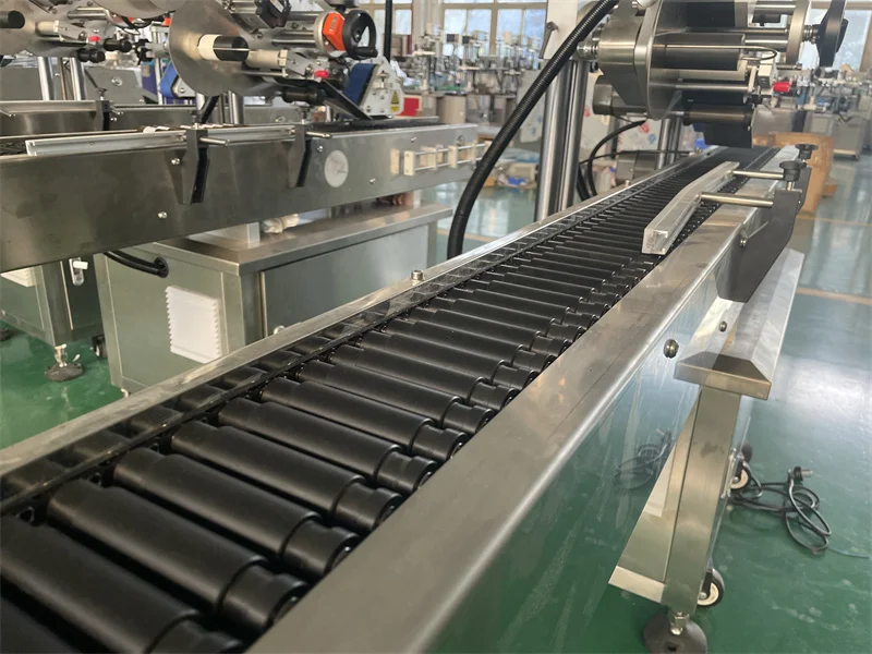 Labeling machine with roller conveyor